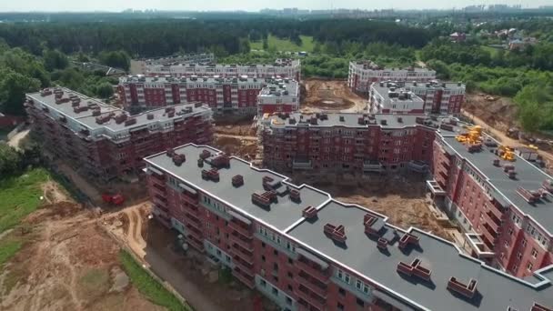 Budowa nowego, nowoczesnego kompleksu mieszkalnego z widokiem z powietrza — Wideo stockowe