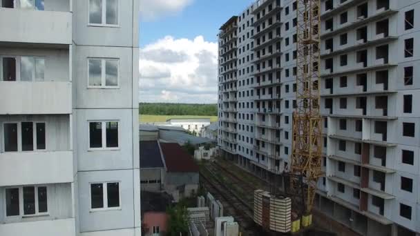 Bauarbeiter beim Bau eines Mehrfamilienhauses auf einem Feld, Luftaufnahme — Stockvideo