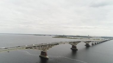 Sonbahar. Volga nehri üzerindeki uzun yol köprüsü, havadan manzara..