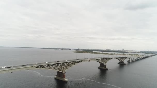 Herbst. lange Straßenbrücke über die breite Wolga, der Blick aus der Luft. — Stockvideo