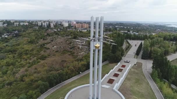 Мемориальный комплекс "Журавли" в парке Победы на Соколовой горе, вид с воздуха — стоковое видео