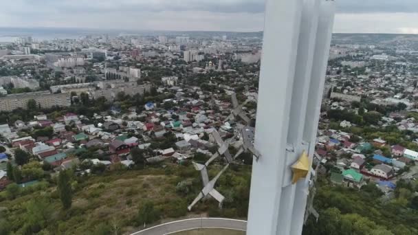 O complexo comemorativo "Guindastes" no Parque de Vitória em montain de Sokolova, visão aérea — Vídeo de Stock