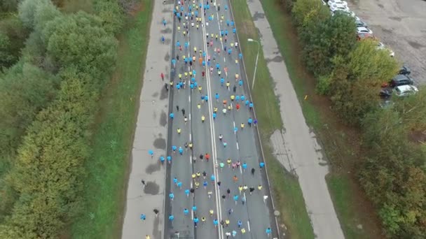 Duża grupa ludzi biegnie maraton na świeżym powietrzu w środowisku miejskim — Wideo stockowe