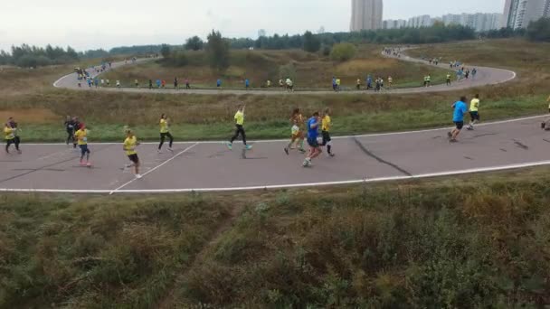 Eine große Gruppe von Menschen läuft einen Marathon im Freien in urbaner Umgebung — Stockvideo