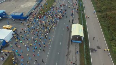 Büyük bir insan kitlesi açık havada grup sporu yapmak için toplandı.