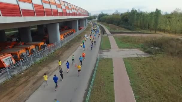 Un gran grupo de personas corriendo una maratón al aire libre en un entorno urbano — Vídeos de Stock