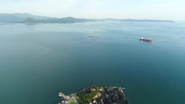 Japán tengerében hajók hajóznak Nakhodka kikötőjébe.. — Stock videók