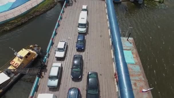 Alcune auto hanno guidato sul traghetto, la vista dall'aria — Video Stock