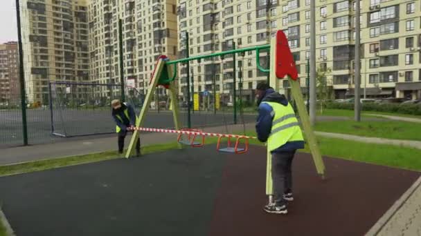 Pessoas dos serviços sociais, playgrounds fechados por causa da quarentena covid — Vídeo de Stock