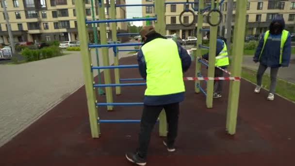 Pessoas dos serviços sociais, playgrounds fechados por causa da quarentena covid — Vídeo de Stock
