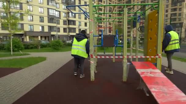 Menschen aus sozialen Einrichtungen, geschlossene Spielplätze wegen Quarantäne — Stockvideo