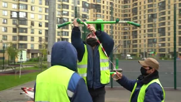 Personer från socialtjänsten, stängda lekplatser på grund av karantänen — Stockvideo