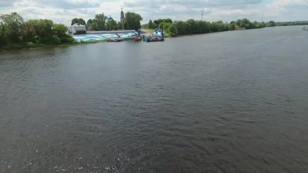 Ein paar Autos auf der Überfahrt warten darauf, über den Fluss geschickt zu werden — Stockvideo