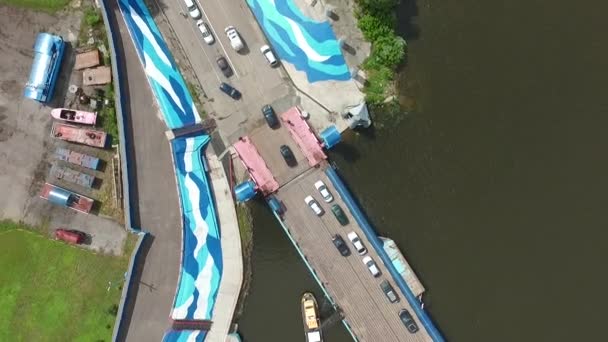 Voitures hors du ferry une fois traversé la rivière, vue aérienne — Video