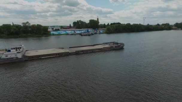 Ein paar Autos auf der Überfahrt warten darauf, über den Fluss geschickt zu werden — Stockvideo