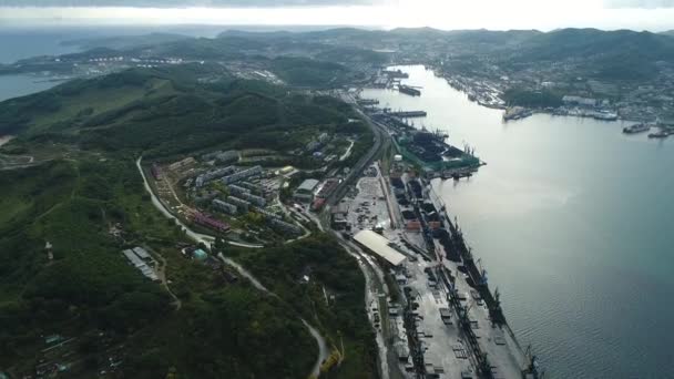 De havenstad van Nakhodka herfst, uitzicht vanuit de lucht — Stockvideo