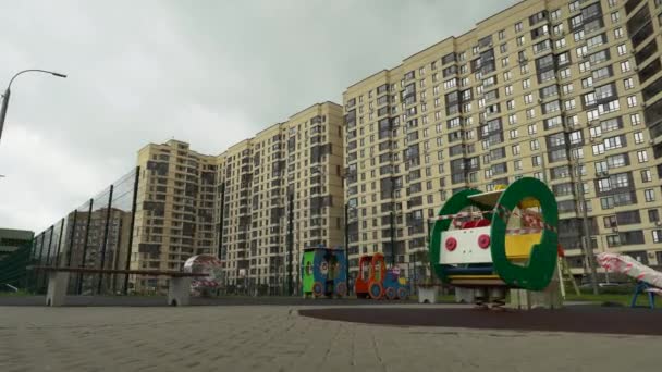 Playgrounds vazios da quarentena covid-19. disponível com uma fita especial — Vídeo de Stock