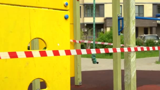 Nastro speciale cerchiato intorno parchi giochi per bambini a causa della covid-19 — Video Stock