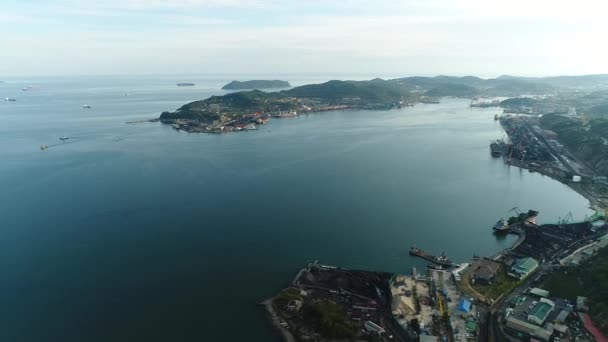 La ciudad portuaria de Nakhodka otoño, vista aérea — Vídeo de stock