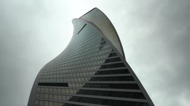 Torre del centro de negocios en el cielo desvanecido fondo, disparado desde abajo hacia arriba — Vídeos de Stock