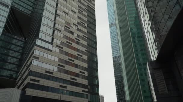 Torre centro de negócios no fundo céu desvanecido, tiro de baixo para cima — Vídeo de Stock