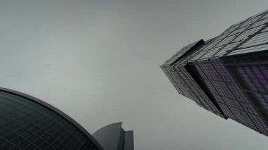 Arka plandaki iş merkezi kulesi solmuş, aşağıdan yukarıya doğru çekilmiş.