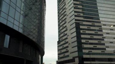 Arka plandaki iş merkezi kulesi solmuş, aşağıdan yukarıya doğru çekilmiş.