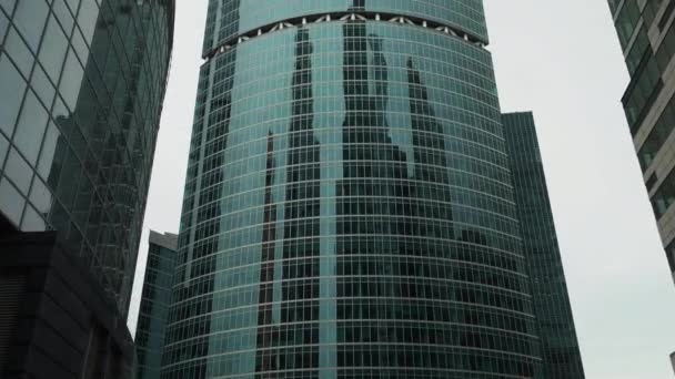 Torre del centro de negocios en el cielo desvanecido fondo, disparado desde abajo hacia arriba — Vídeos de Stock