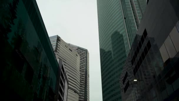 背景中的商务中心塔渐渐褪了色，从底部向上弹射出 — 图库视频影像