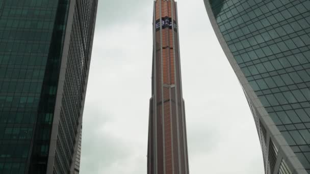 Torre centro de negócios no fundo céu desvanecido, tiro de baixo para cima — Vídeo de Stock