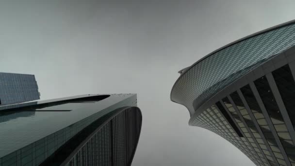 Torre centro de negócios no fundo céu desvanecido, tiro de baixo para cima — Vídeo de Stock