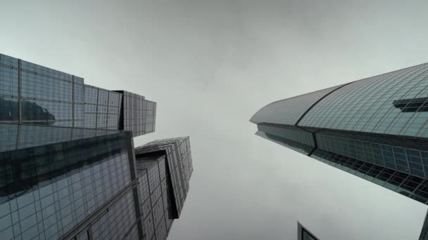 Torre centro de negócios no fundo céu desvanecido, tiro de baixo para cima — Vídeo de Stock