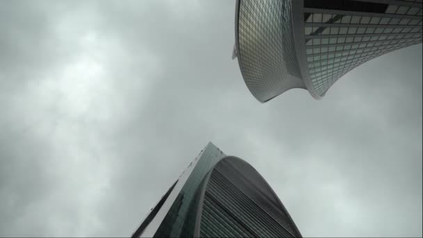 배경에 비즈니스 센터 타워 희미 한 하늘, 아래에서 촬영 — 비디오