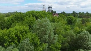 Yazın, küçük bir köyde çok eski bir kilise, hava manzaralı.