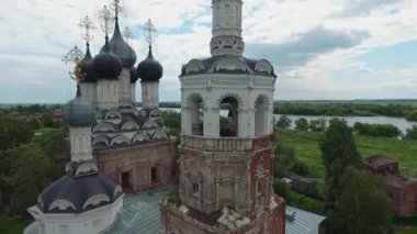 Nehrin kıyısında, küçük bir köyde çok eski bir kilise, hava manzaralı.