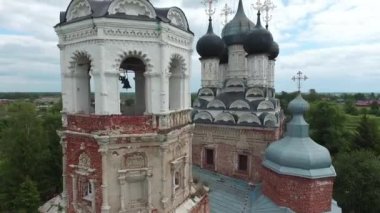 Nehrin kıyısında, küçük bir köyde çok eski bir kilise. hava görünümü