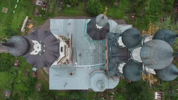 Sommar, en mycket gammal kyrka i en liten by, flygutsikt — Stockvideo