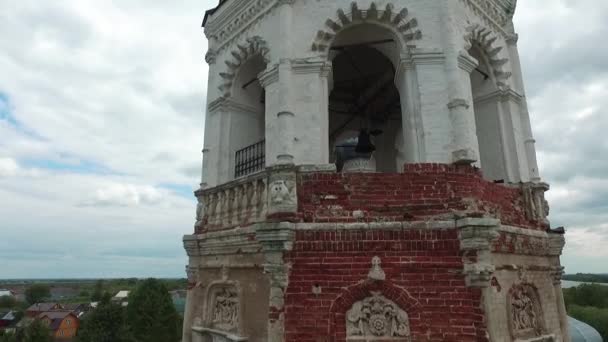 Na březích řeky, velmi starý kostel v malé vesnici, letecký pohled — Stock video