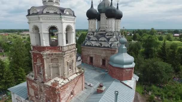 Zomer, close-up van een zeer oude kerk in een klein dorp, vanuit de lucht — Stockvideo