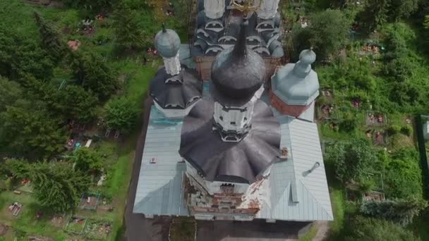 Lato, zbliżenie bardzo starego kościoła w małej wiosce, widok z powietrza — Wideo stockowe