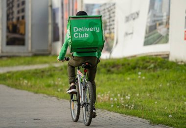 Bisikletli kurye siparişi Covid-19 içindeki müşteriye iletir.