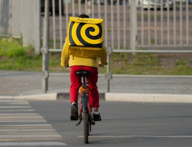 Bisikletli kurye siparişi Covid-19 içindeki müşteriye iletir.