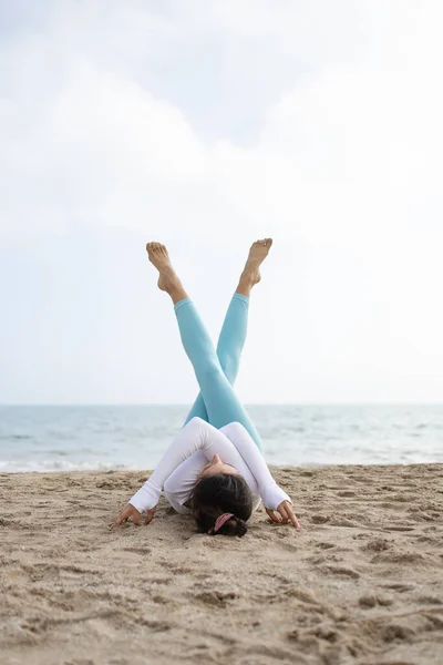 Fit Girl Doet Yoga Het Strand Bij Zee Een Zonnige — Stockfoto