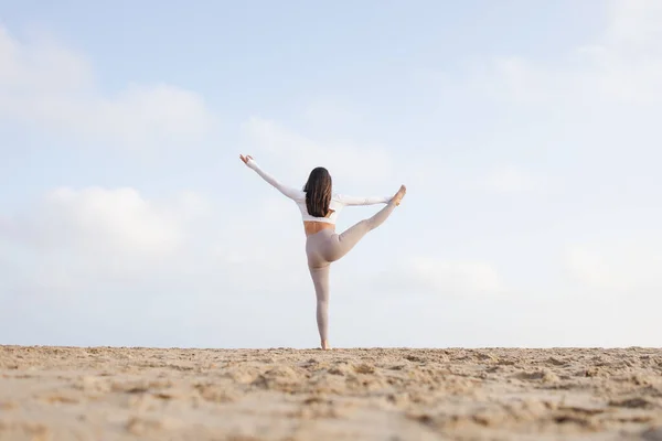 Fit Girl Doet Yoga Het Strand Bij Zee Een Zonnige — Stockfoto
