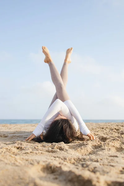 フィット女の子はバルセロナで晴れた日に海の近くのビーチで砂の上にヨガをやってスペイン — ストック写真