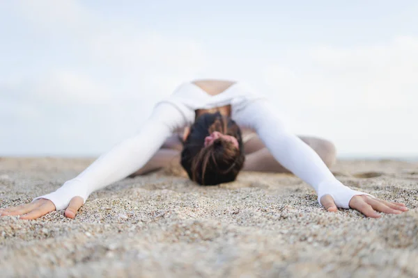 Fit Girl Doet Yoga Het Strand Bij Zee Een Zonnige — Stockfoto