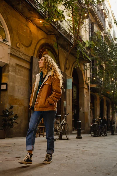 Chica Caminando Por Las Calles Barcelona Linda Chica Con Pelo — Foto de Stock