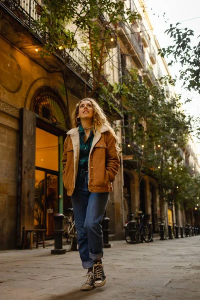 Chica Caminando Por Las Calles Barcelona Linda Chica Con Pelo — Foto de Stock