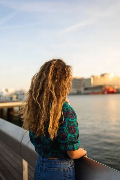 Chica Rubia Moda Con Pelo Rizado Mirando Mar Barcelona Final — Foto de Stock