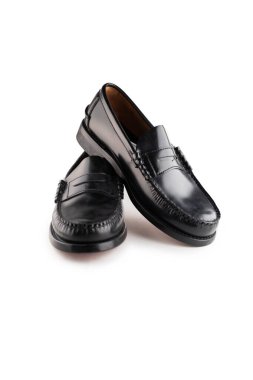 Siyah deri klasik mokasenler beyaz arka planda izole edilmiş şık ayakkabılar..